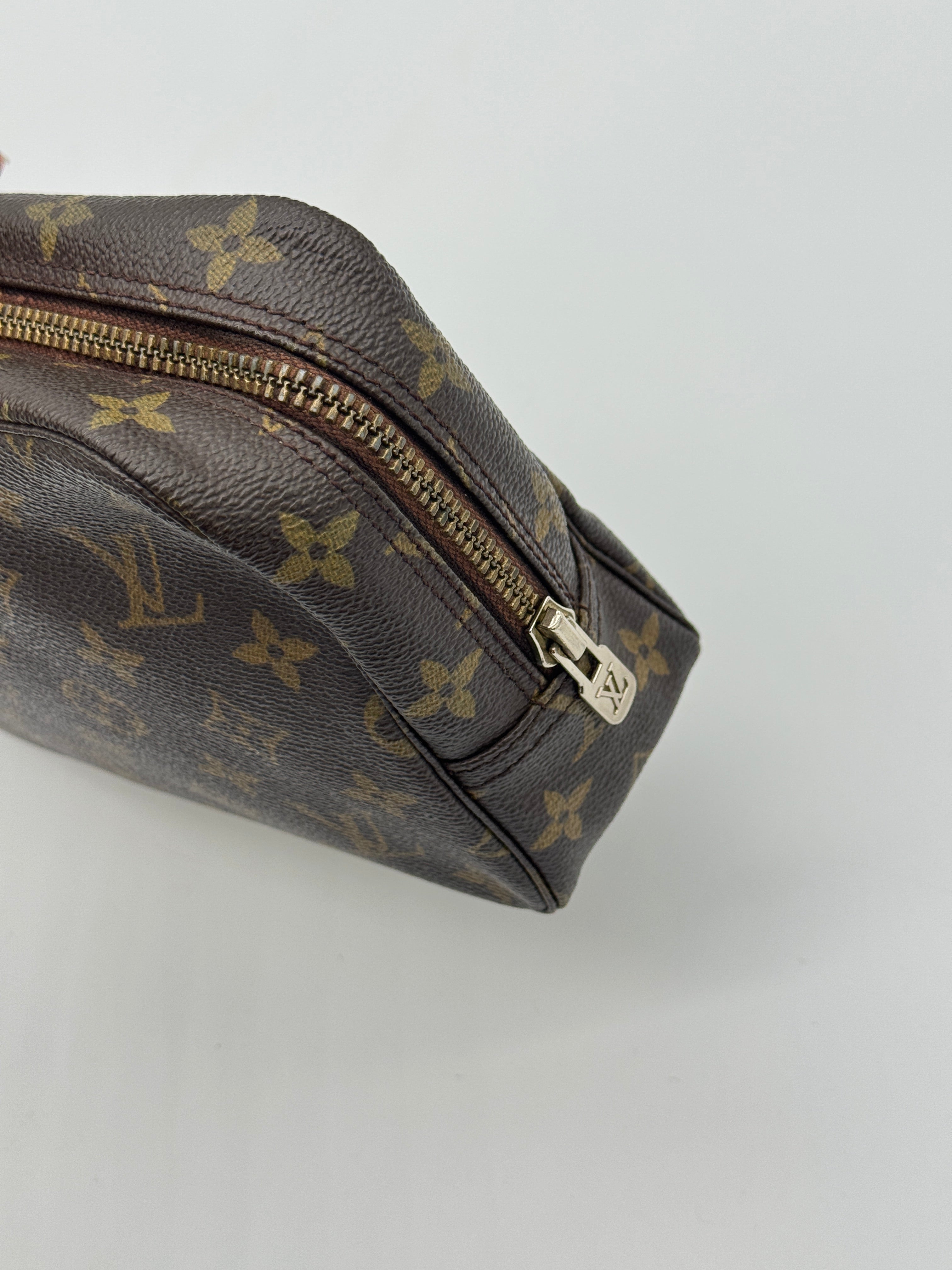 Louis Vuitton Trousse 23