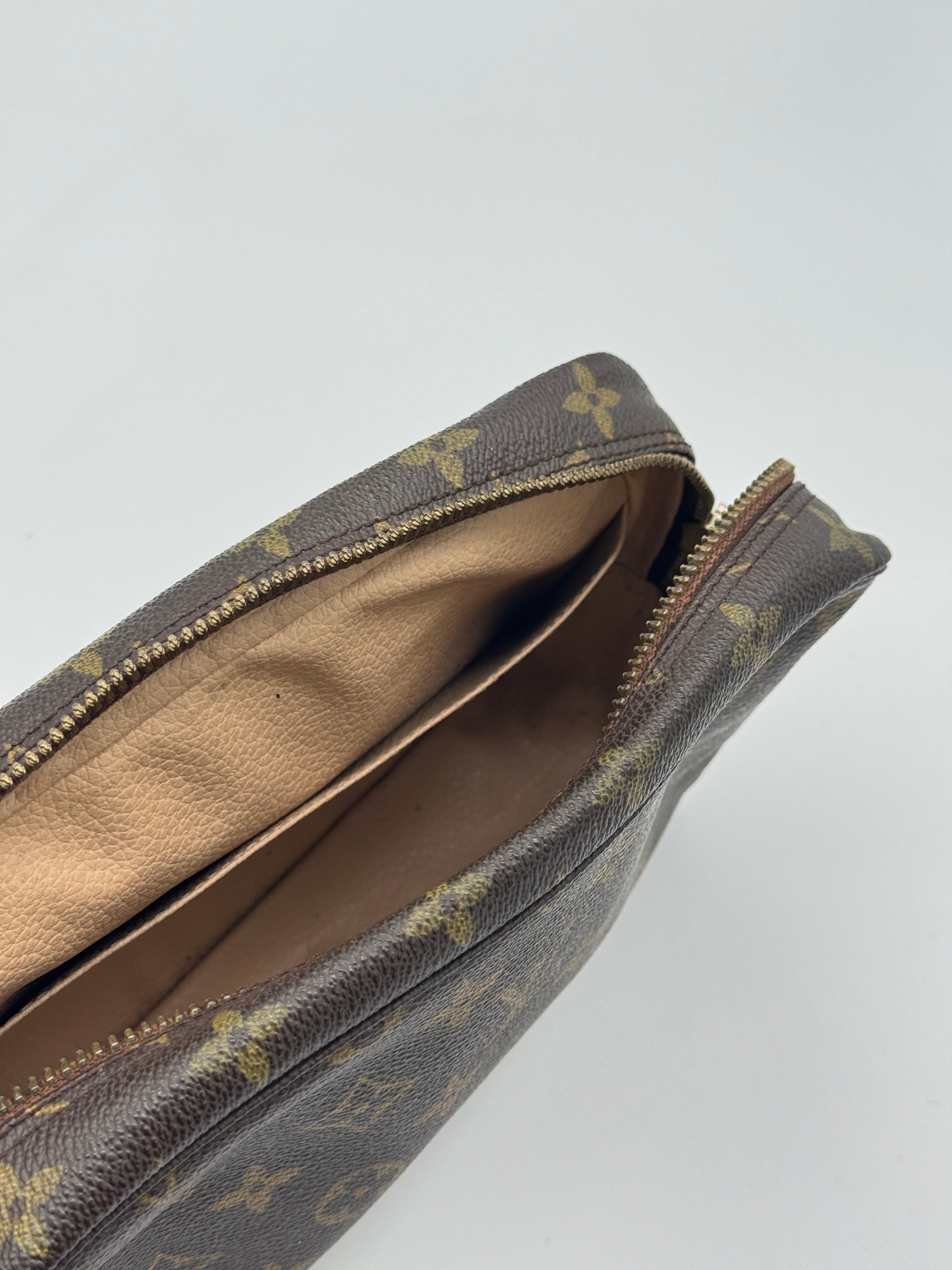 Louis Vuitton Trousse 23