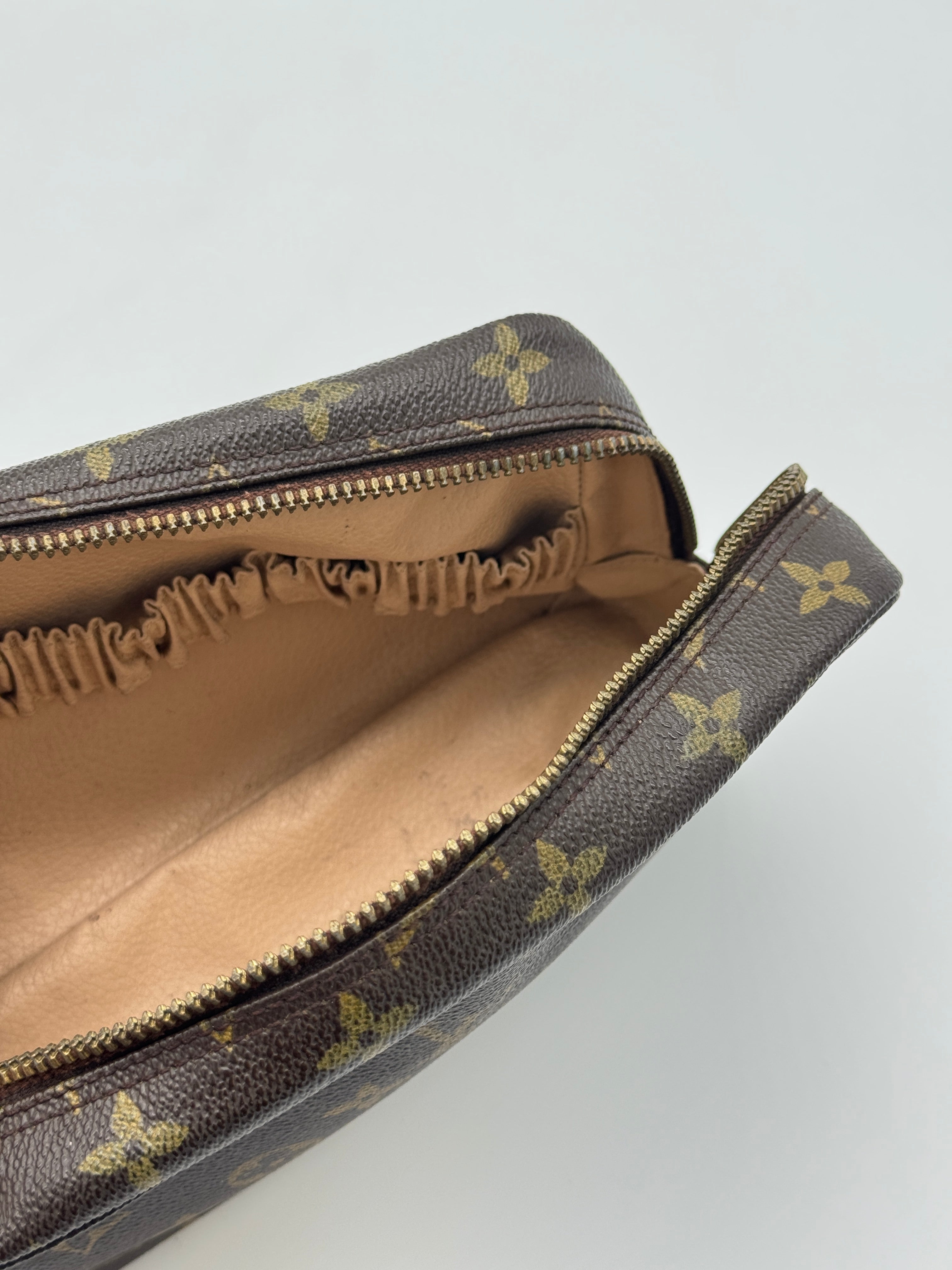 Louis Vuitton Trousse 23