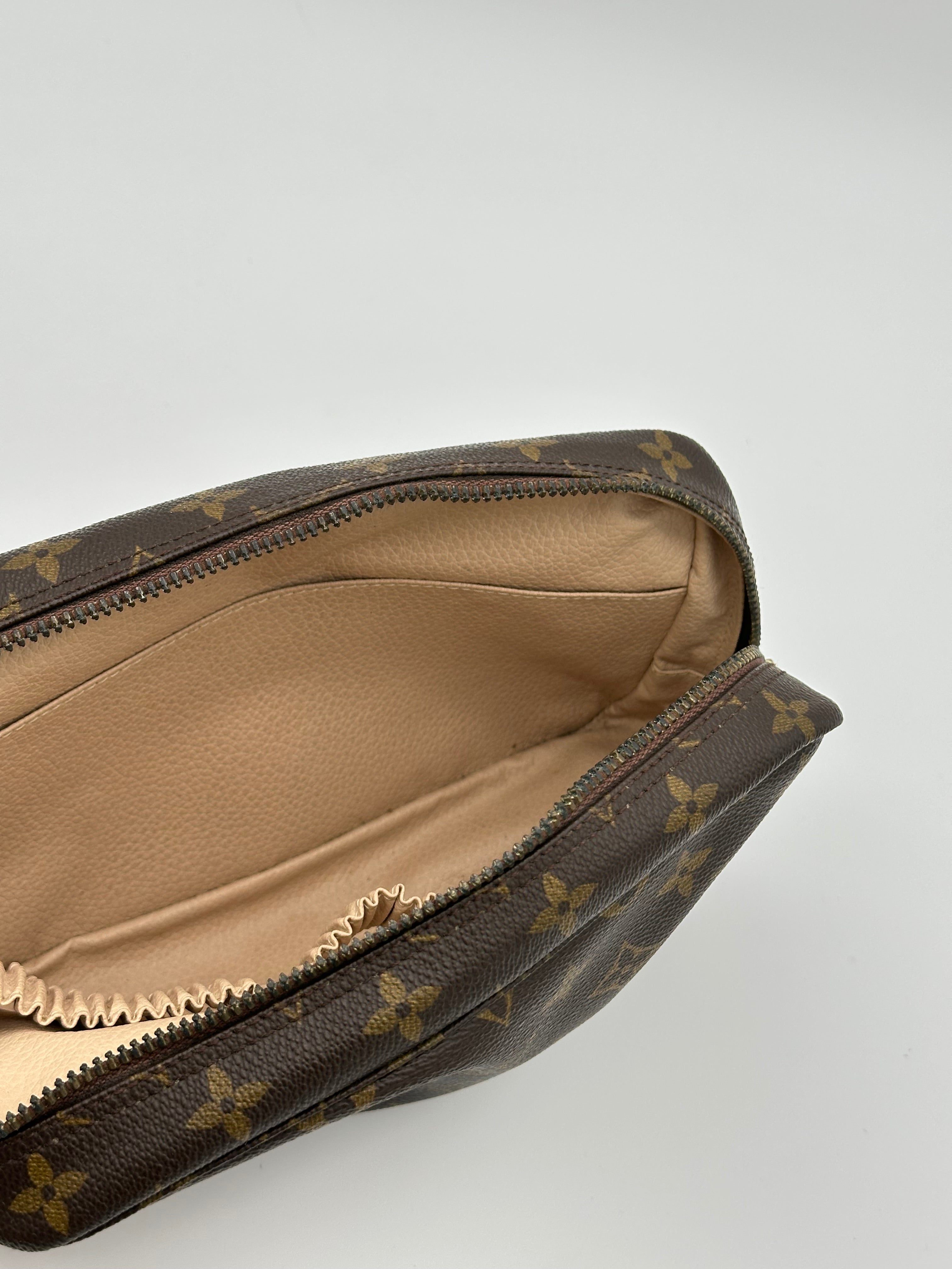 Louis Vuitton Trousse 23