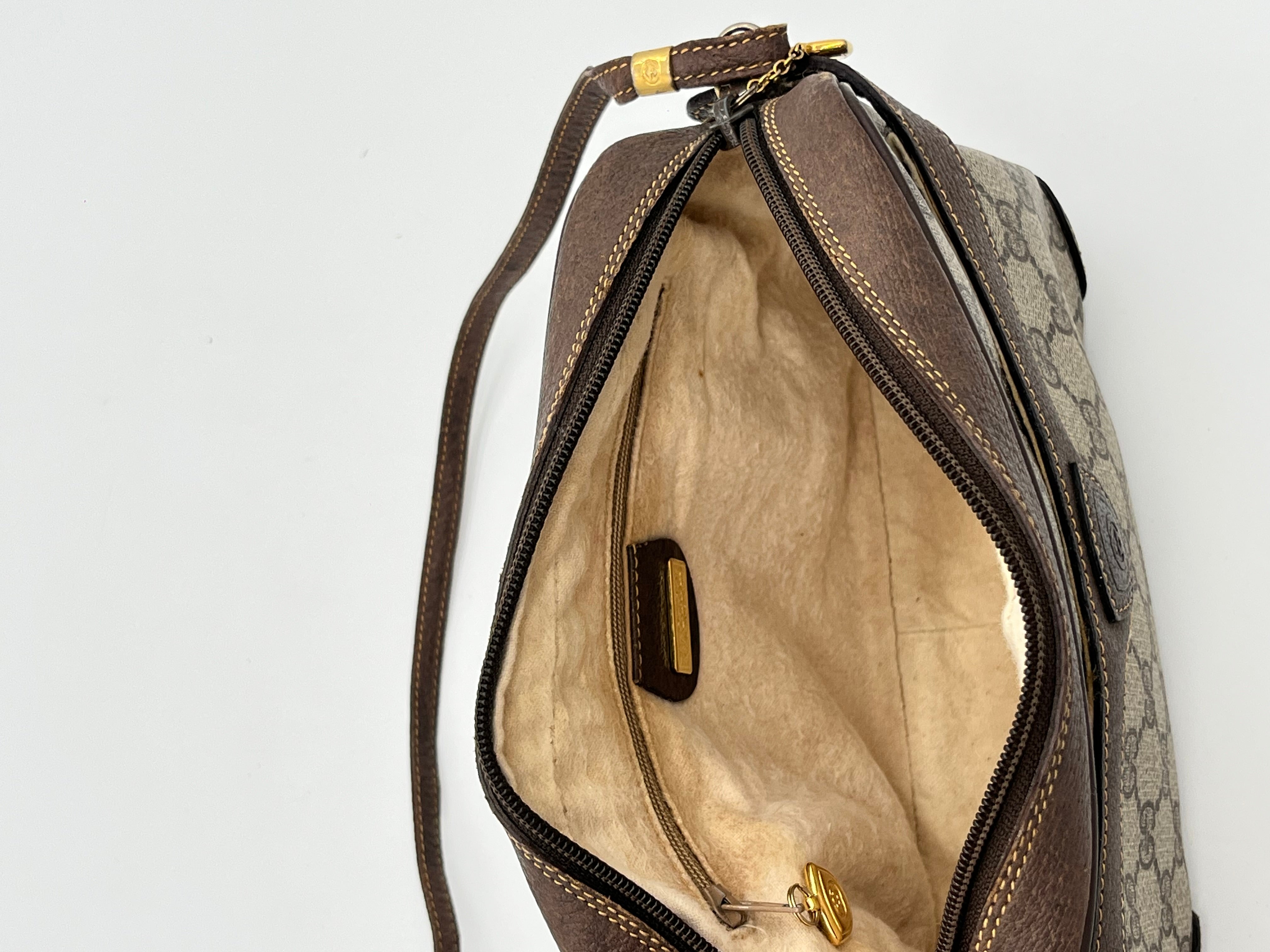 Gucci Supreme Shoulderbag