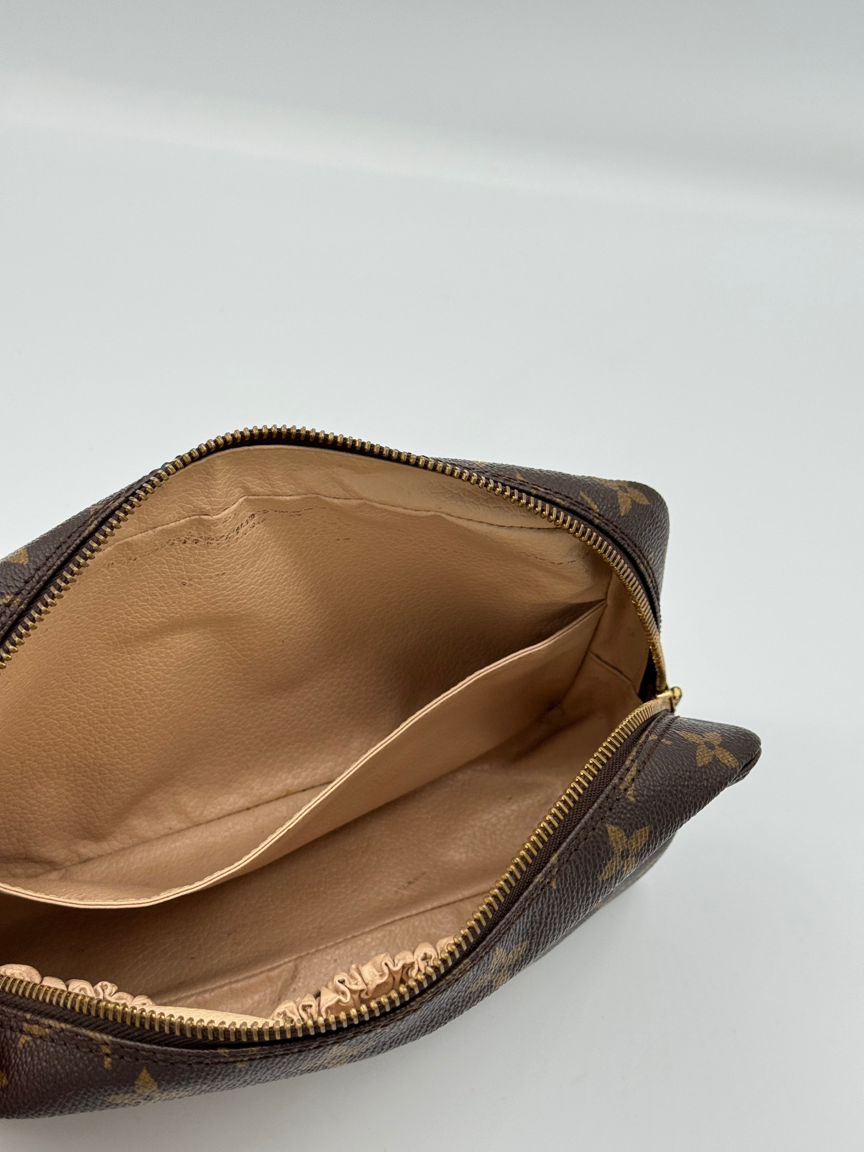 Louis Vuitton Trousse 23