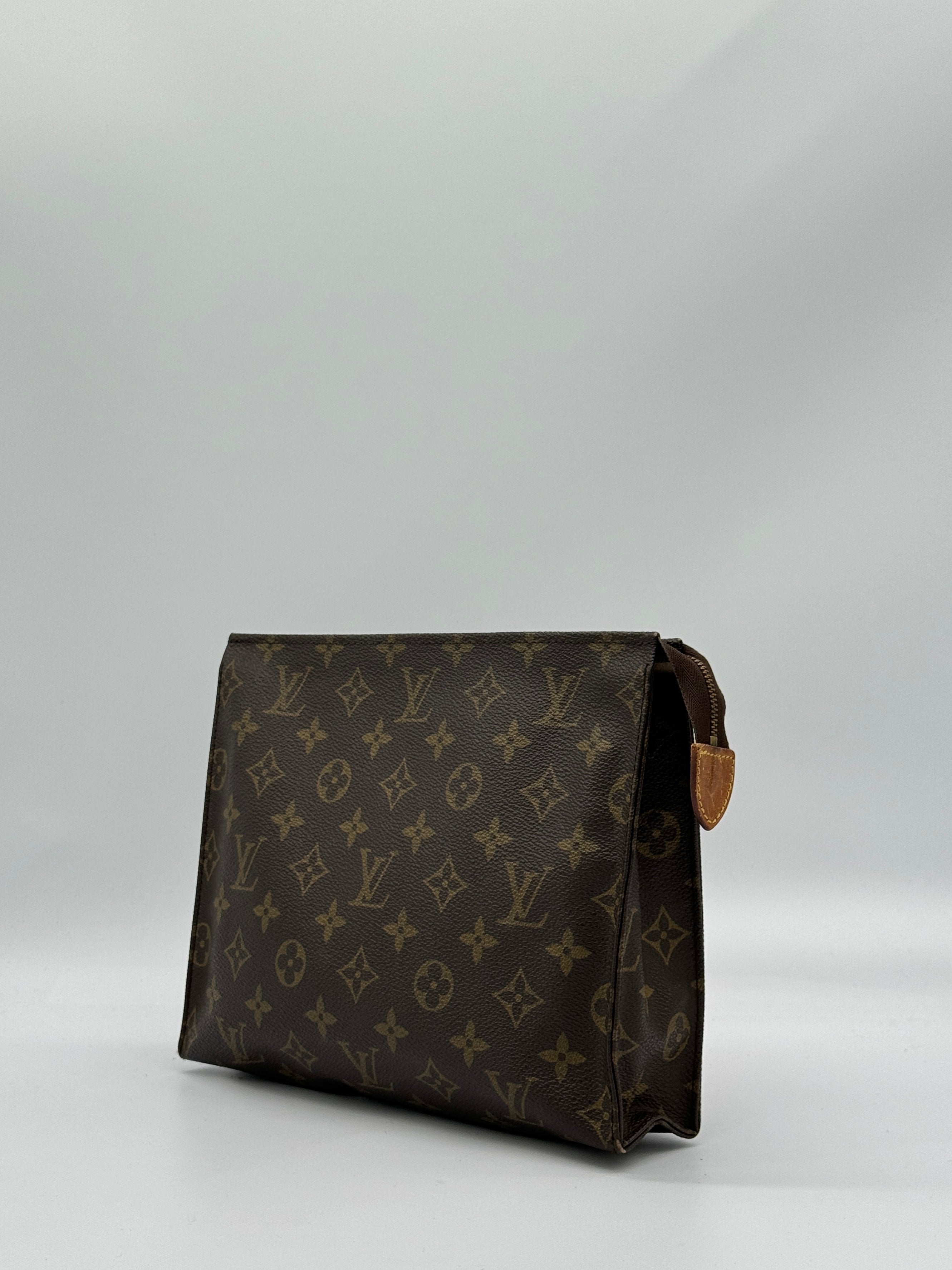 Louis Vuitton Toiletry 26