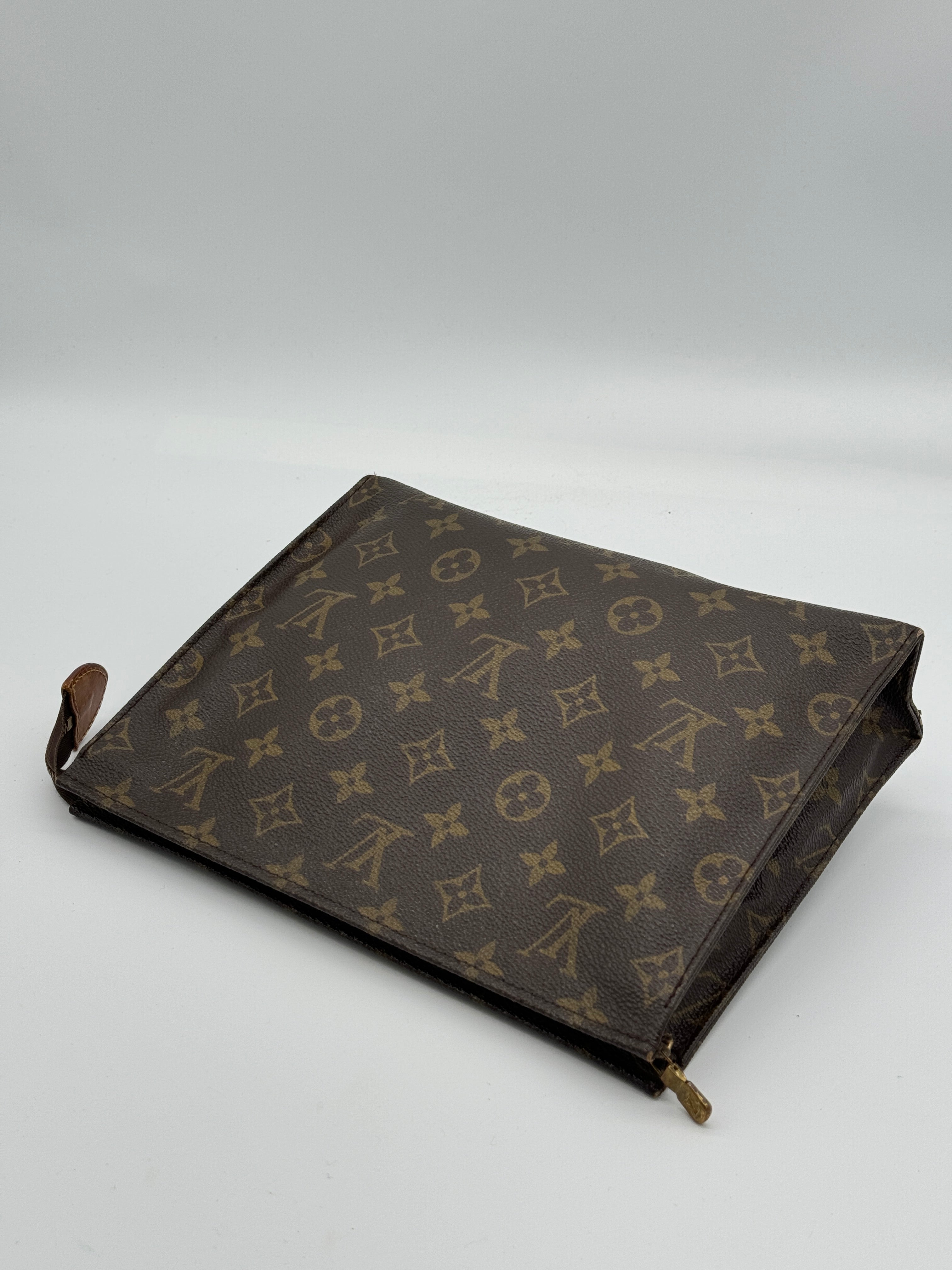 Louis Vuitton Toiletry 26