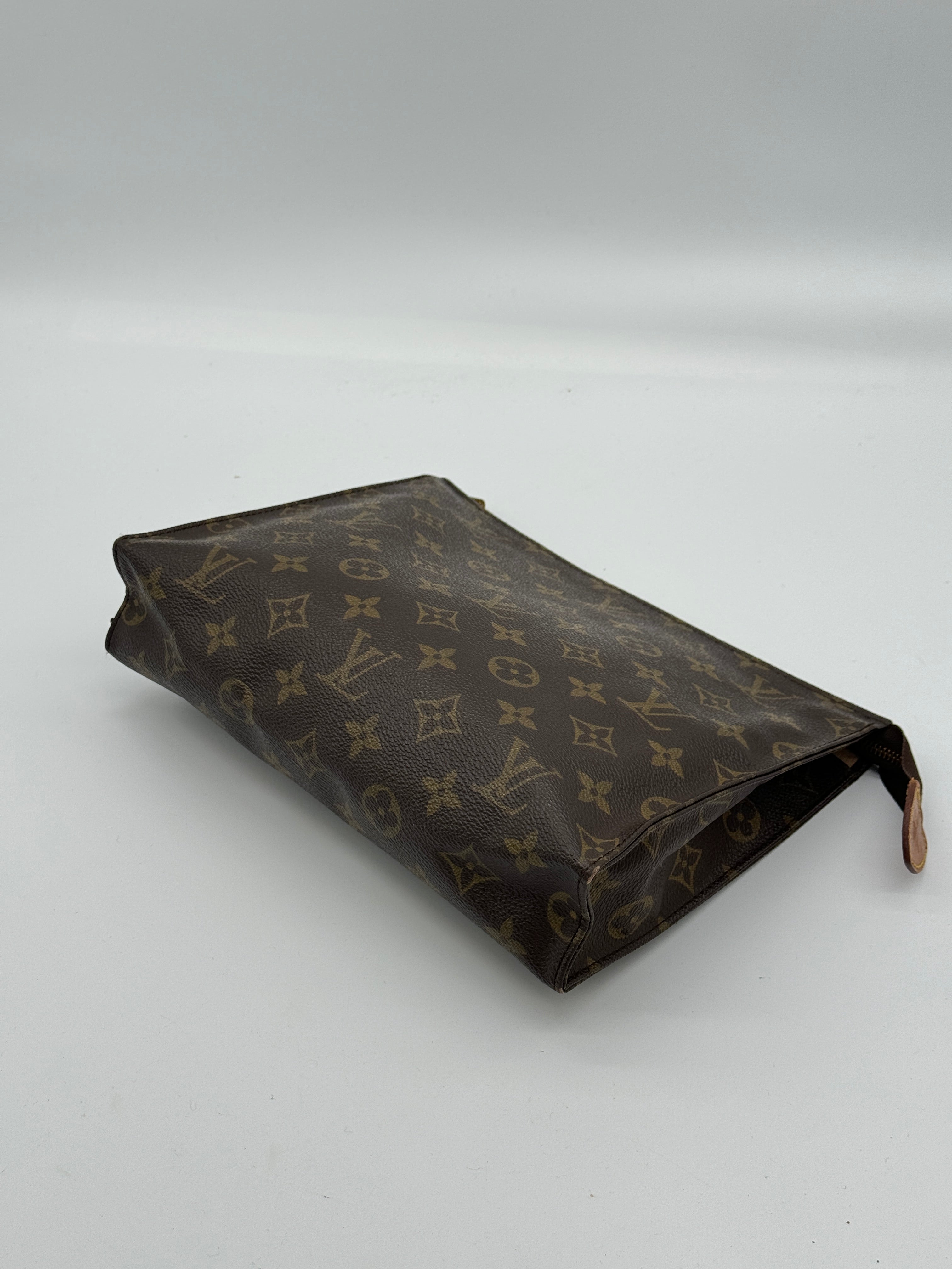 Louis Vuitton Toiletry 26