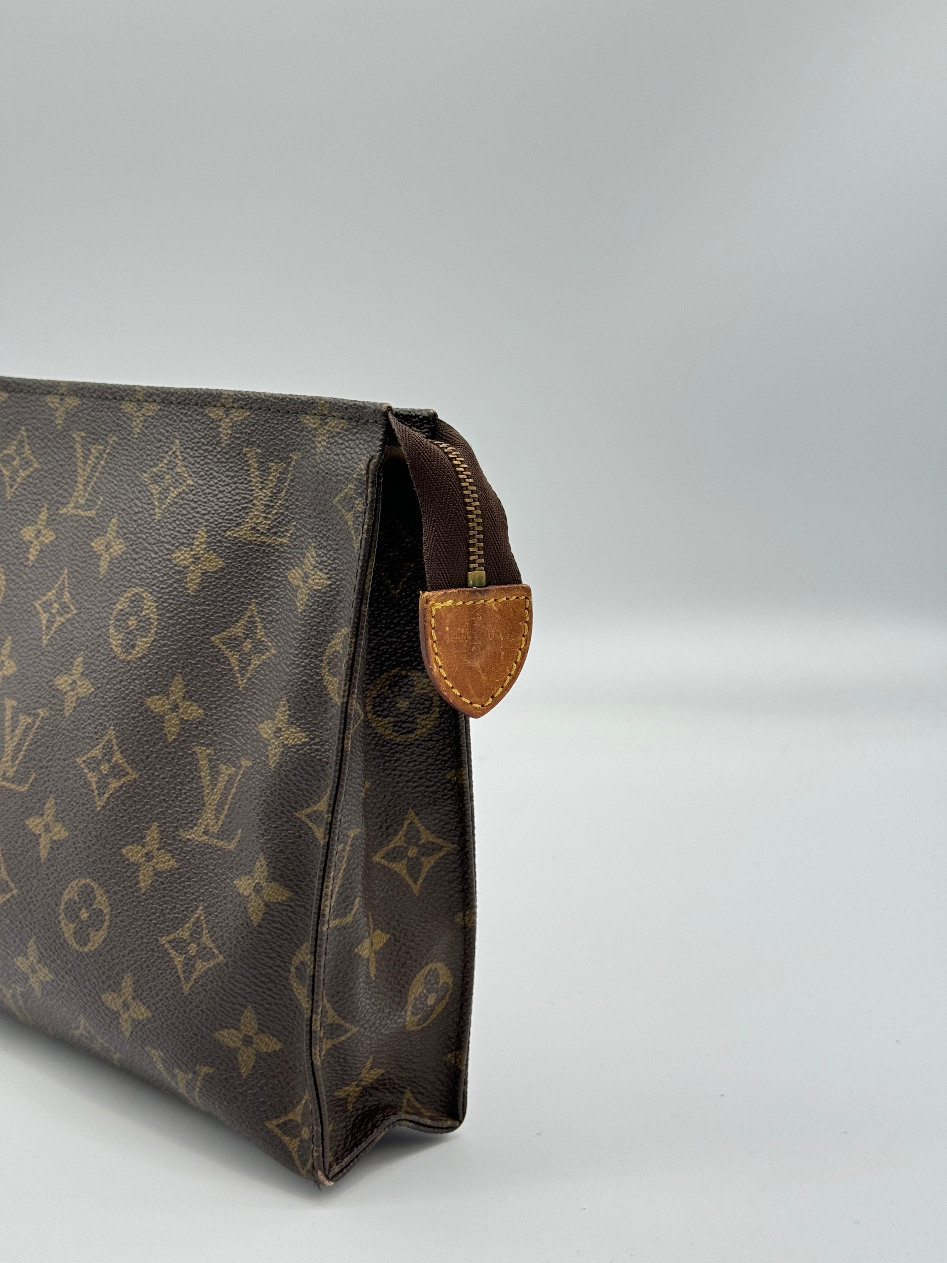 Louis Vuitton Toiletry 26