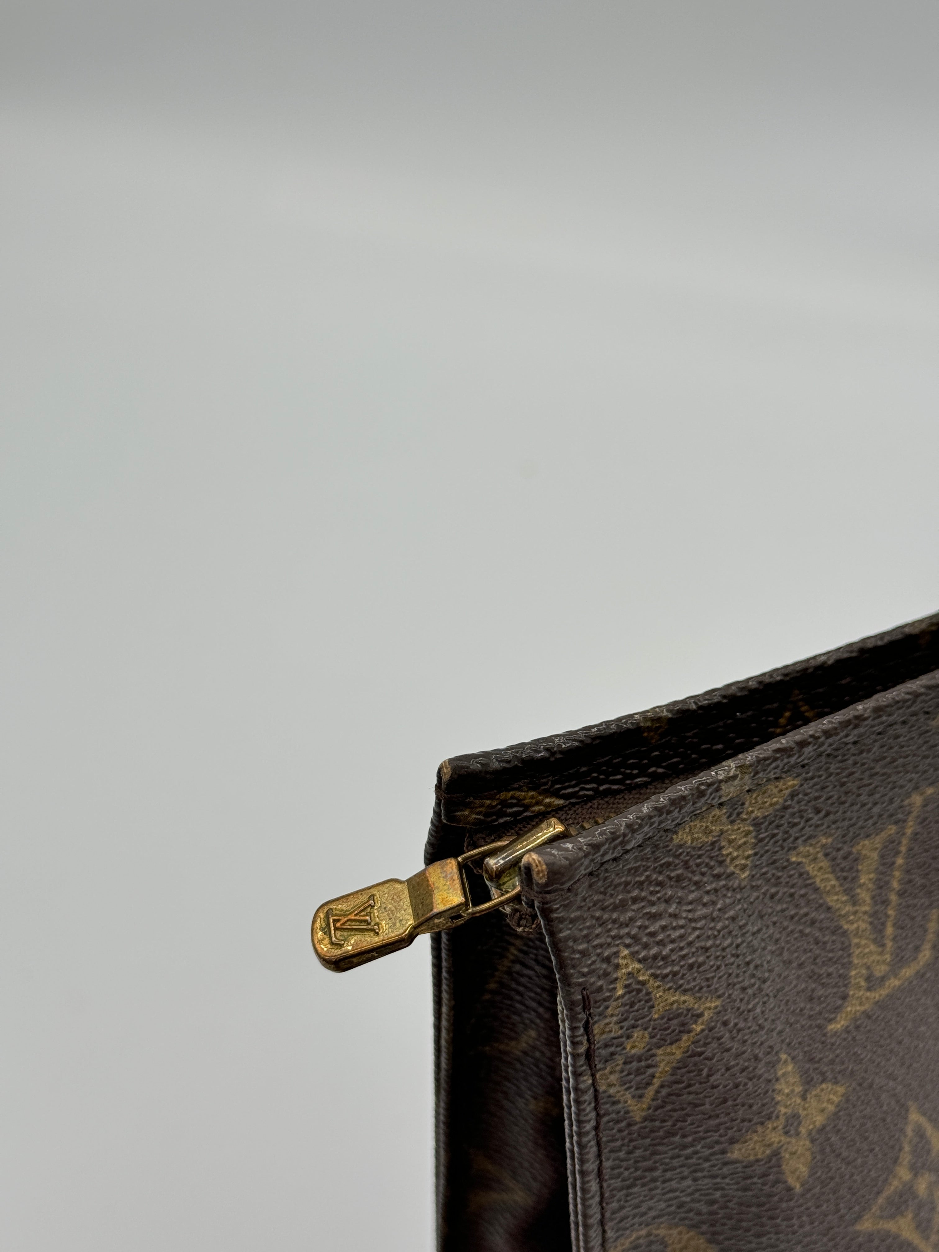 Louis Vuitton Toiletry 26