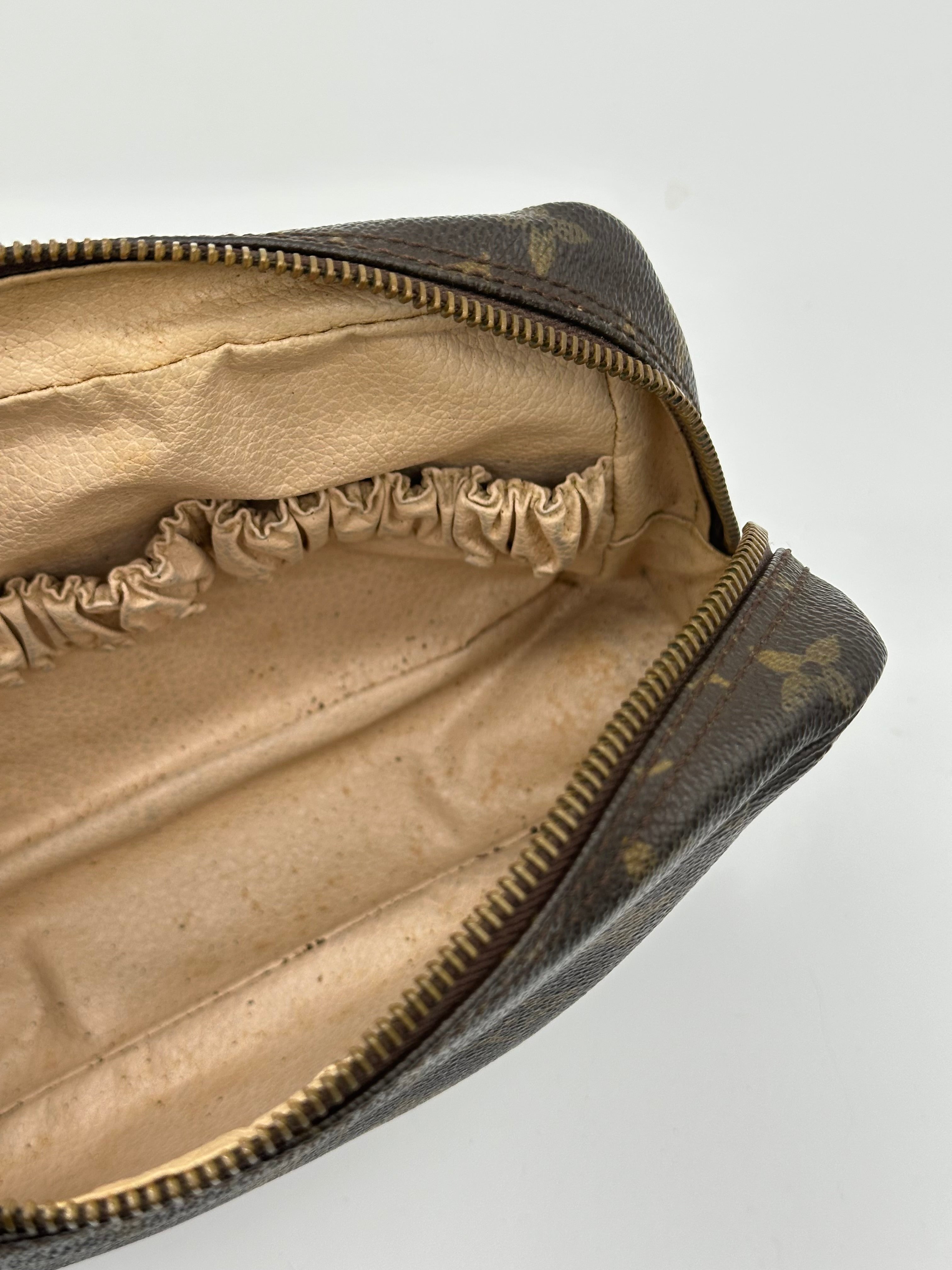 Louis Vuitton Trousse 23