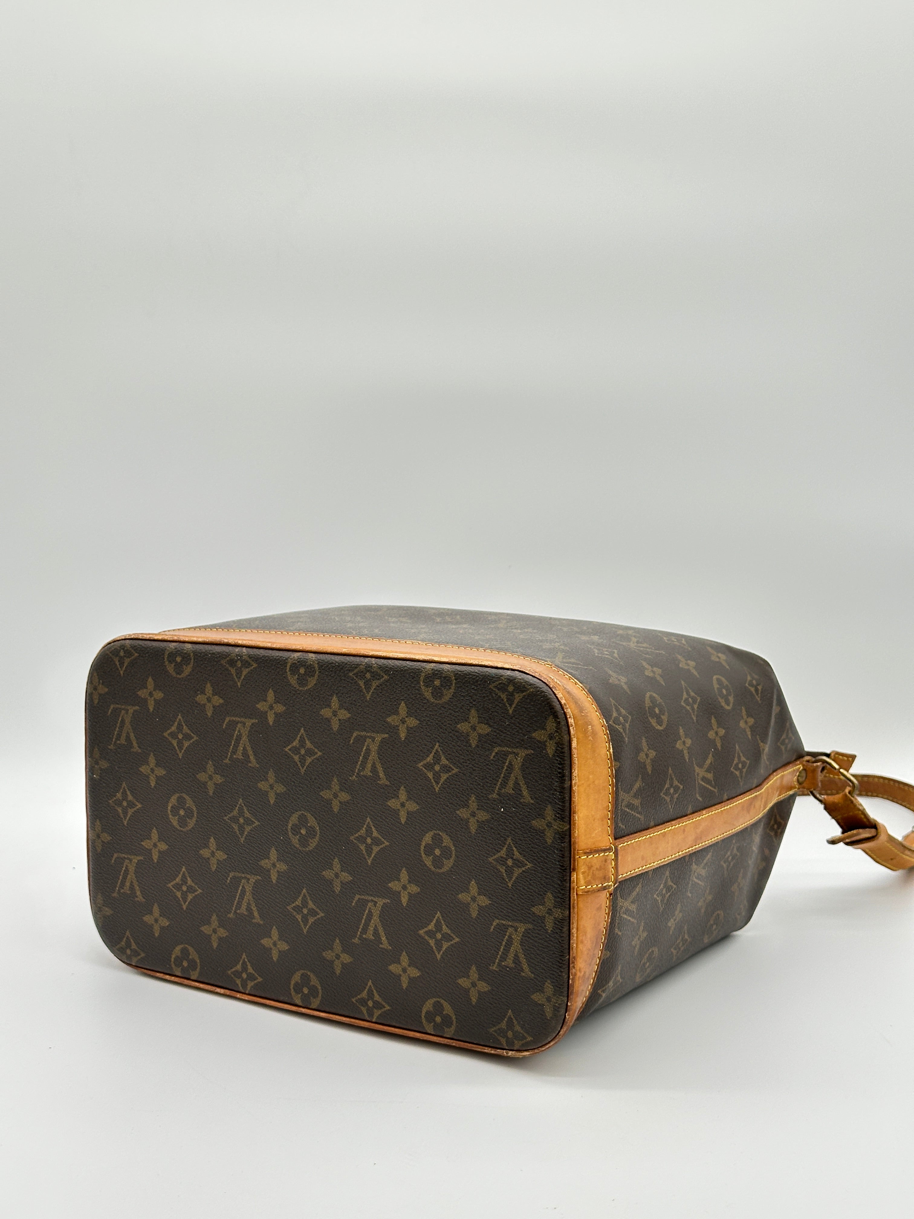 Louis Vuitton Amphor Three