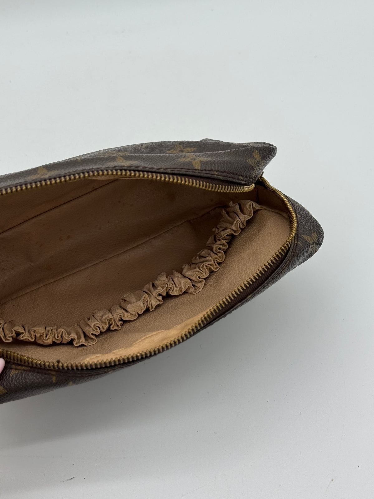 Louis Vuitton Trousse 23