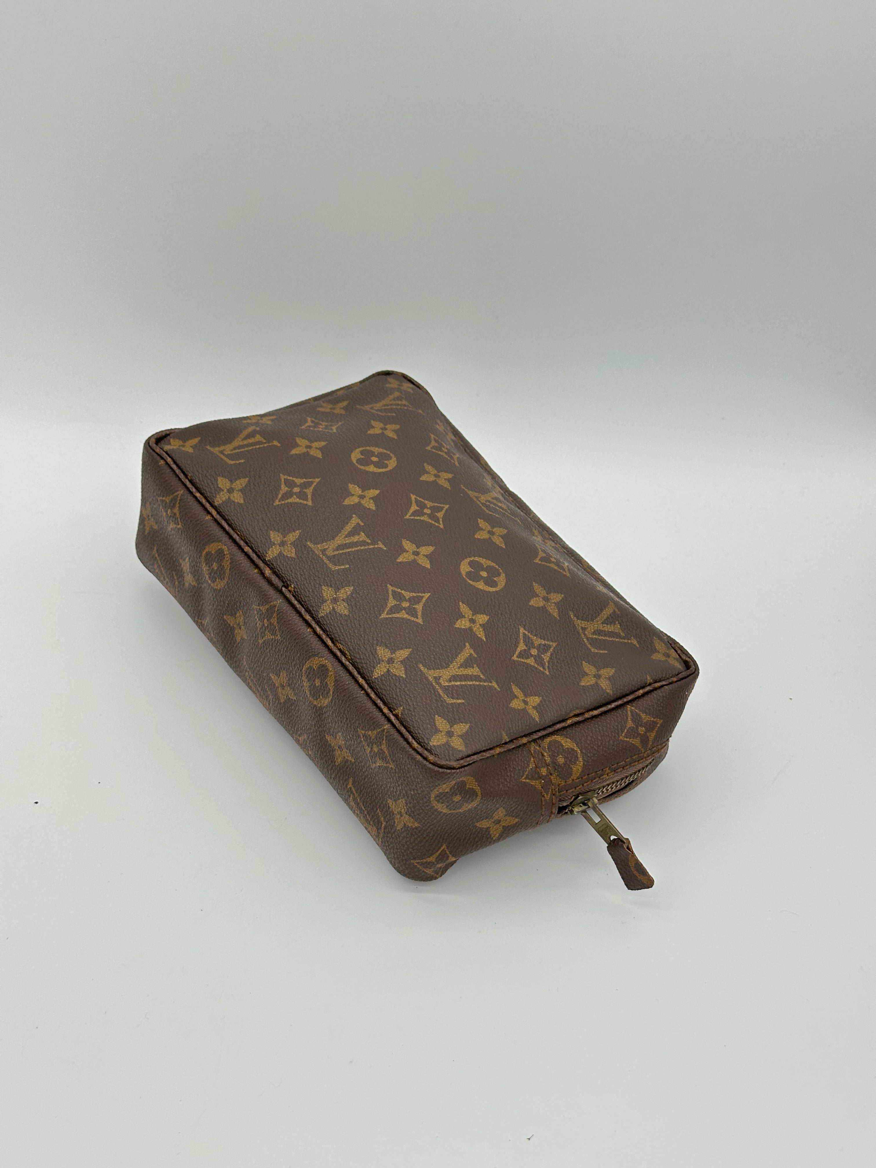 Louis Vuitton Trousse 23
