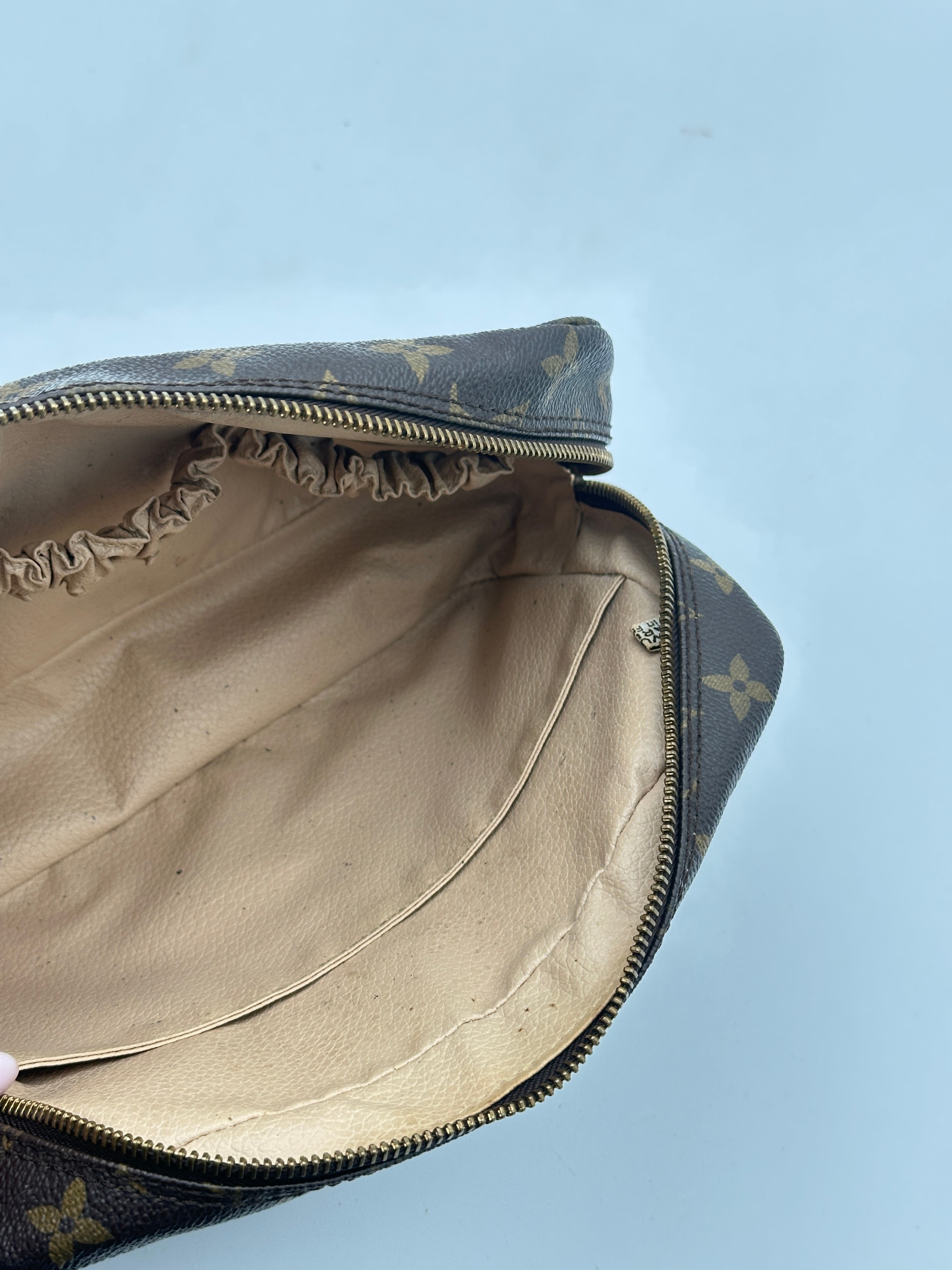 Louis Vuitton Trousse 23