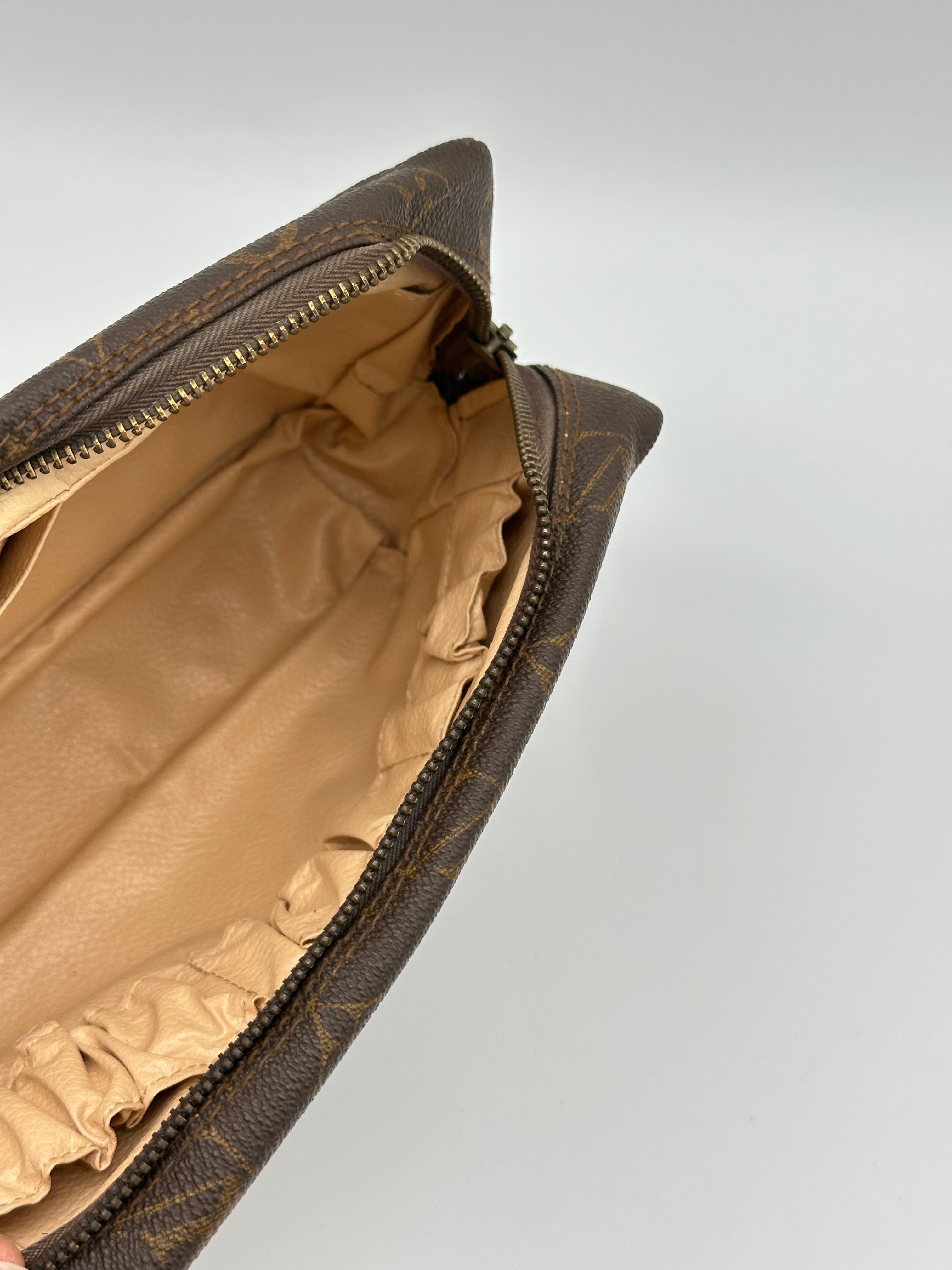 Louis Vuitton Trousse 23