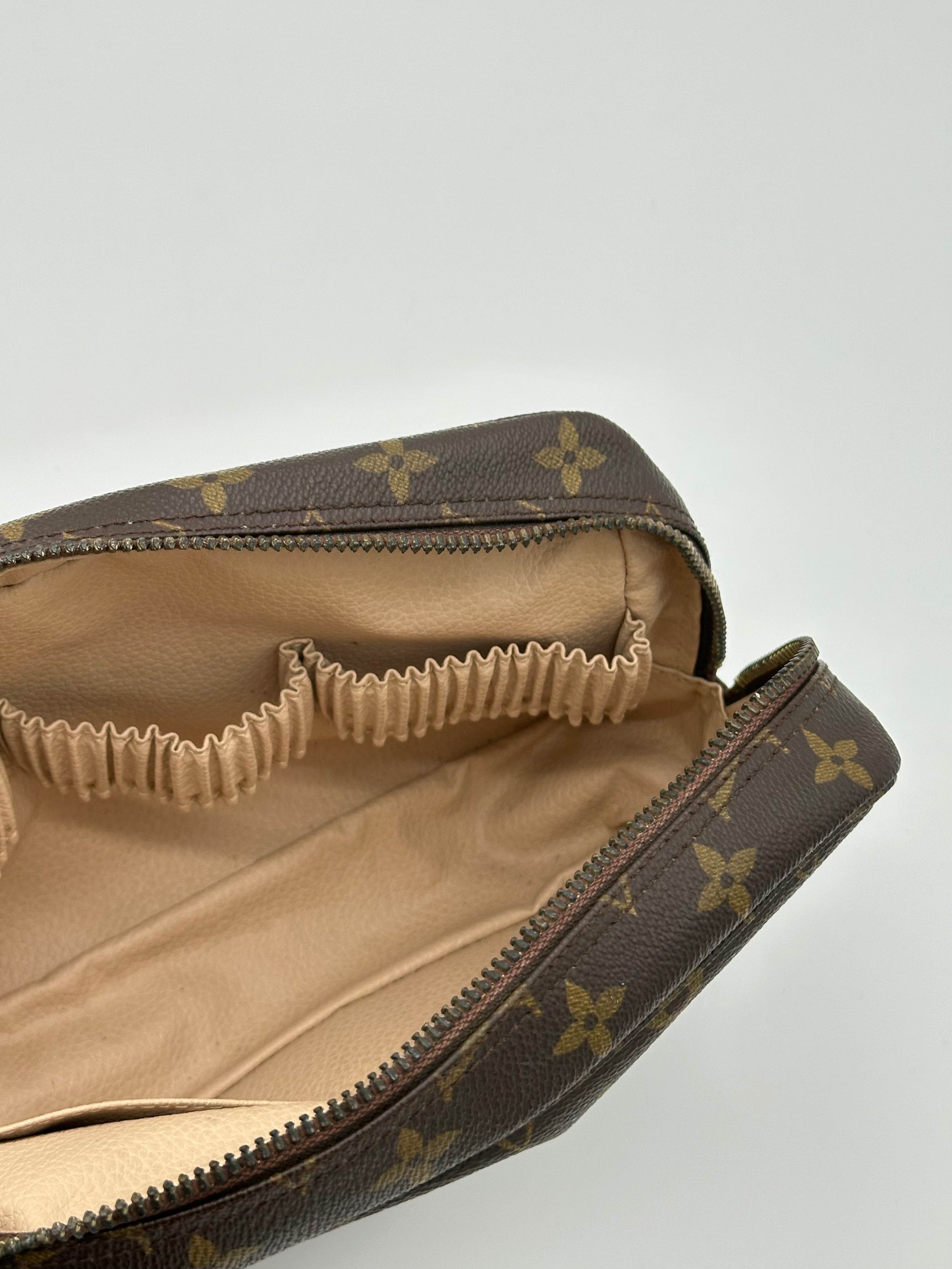Louis Vuitton Trousse 23
