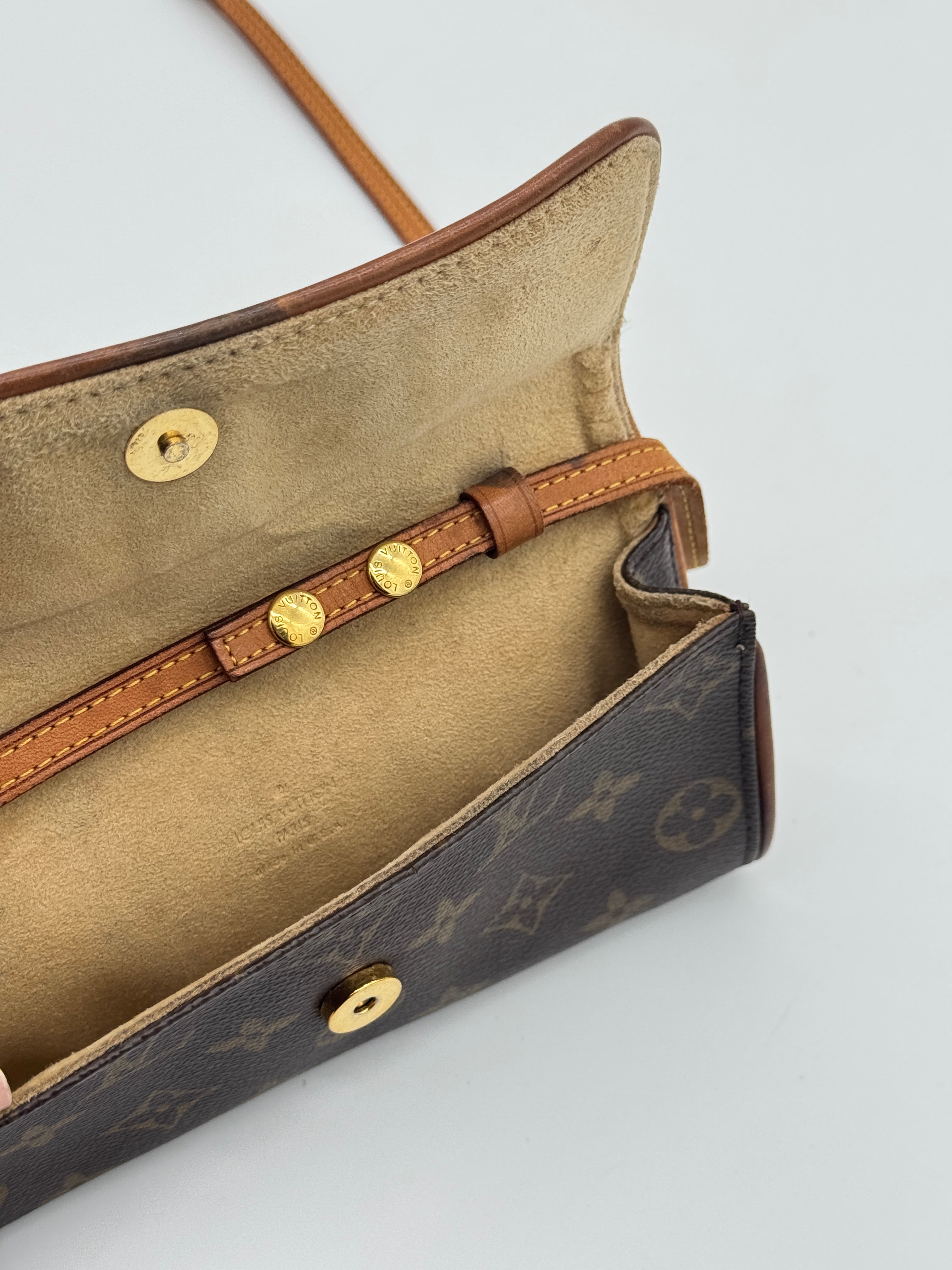 Pre-loved Louis Vuitton Louis Vuitton Twin Pochette GM | Pepper