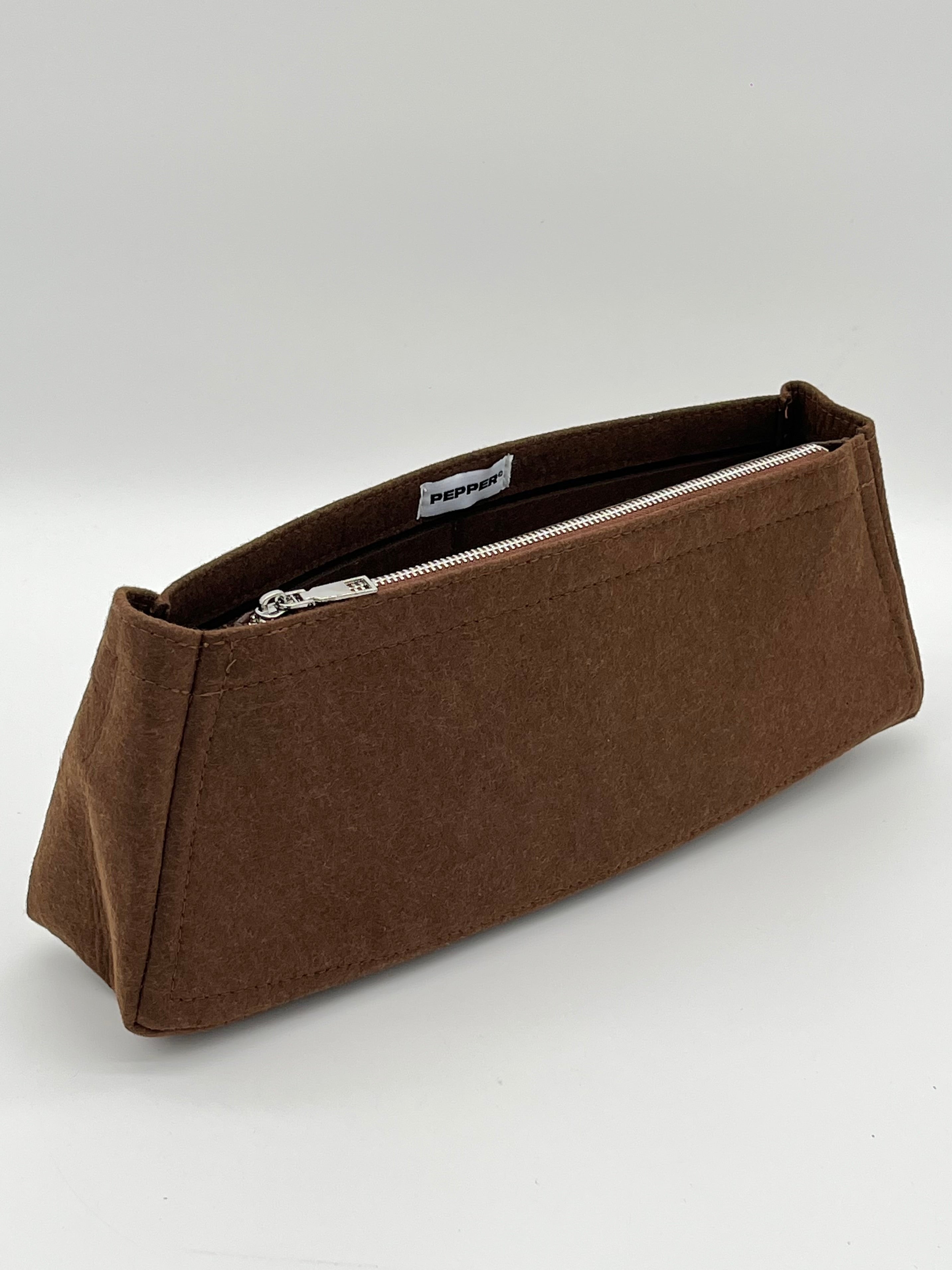 Hiroka。GUCCI ブラウンナイロン収納ポーチ Bag Organizer Beige | Pepper Luxury Vintage