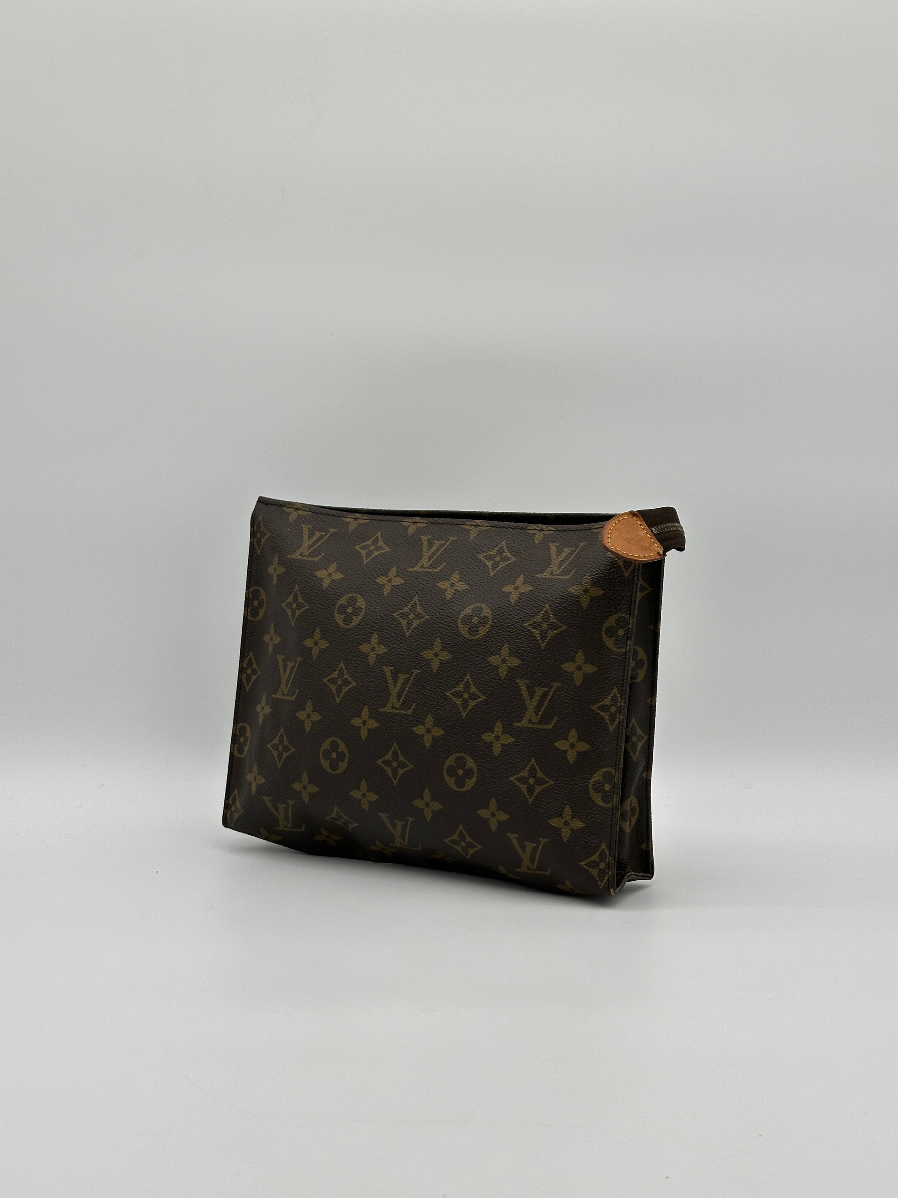 Louis Vuitton Toiletry 26