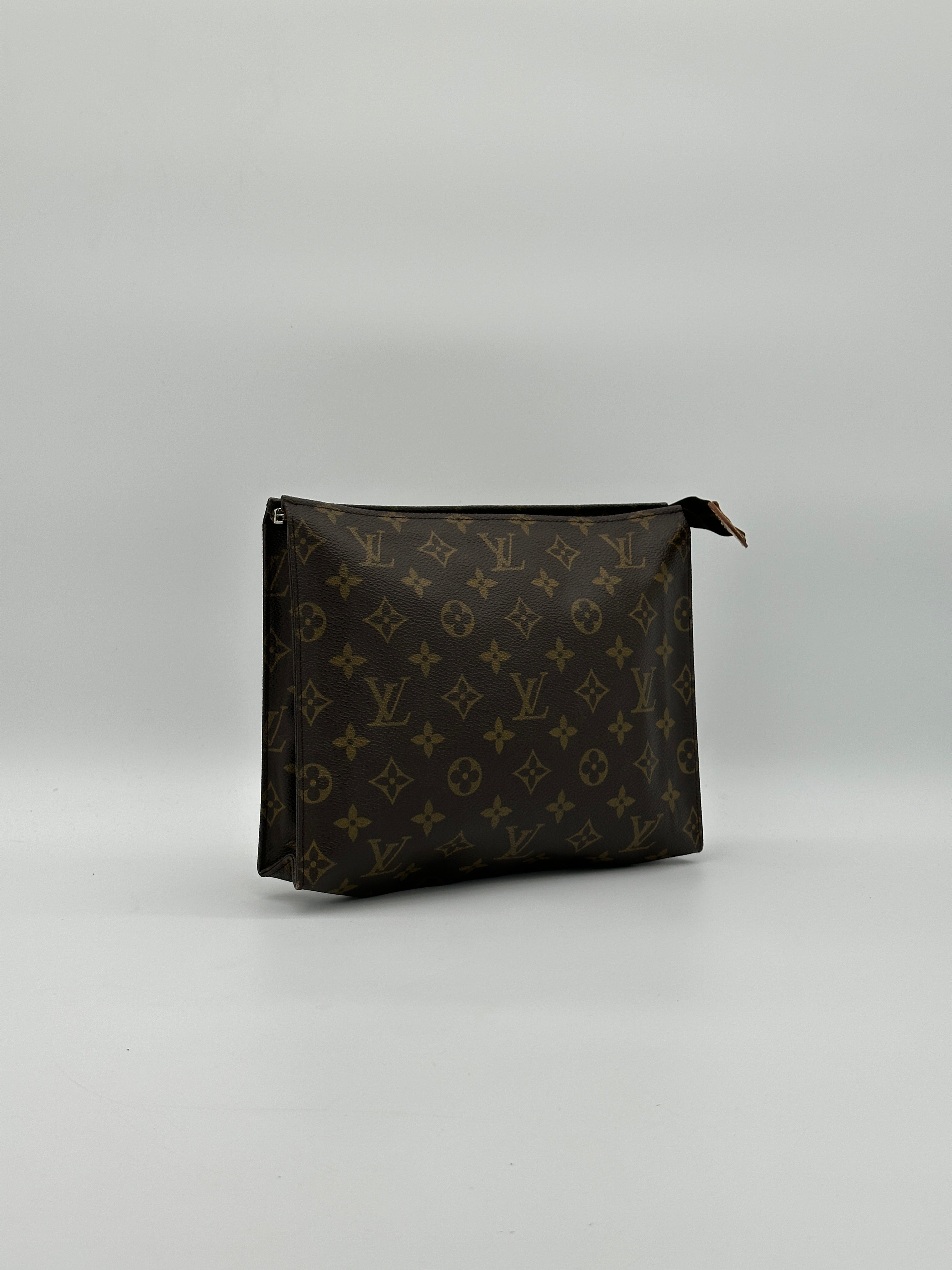 Louis Vuitton Toiletry 26