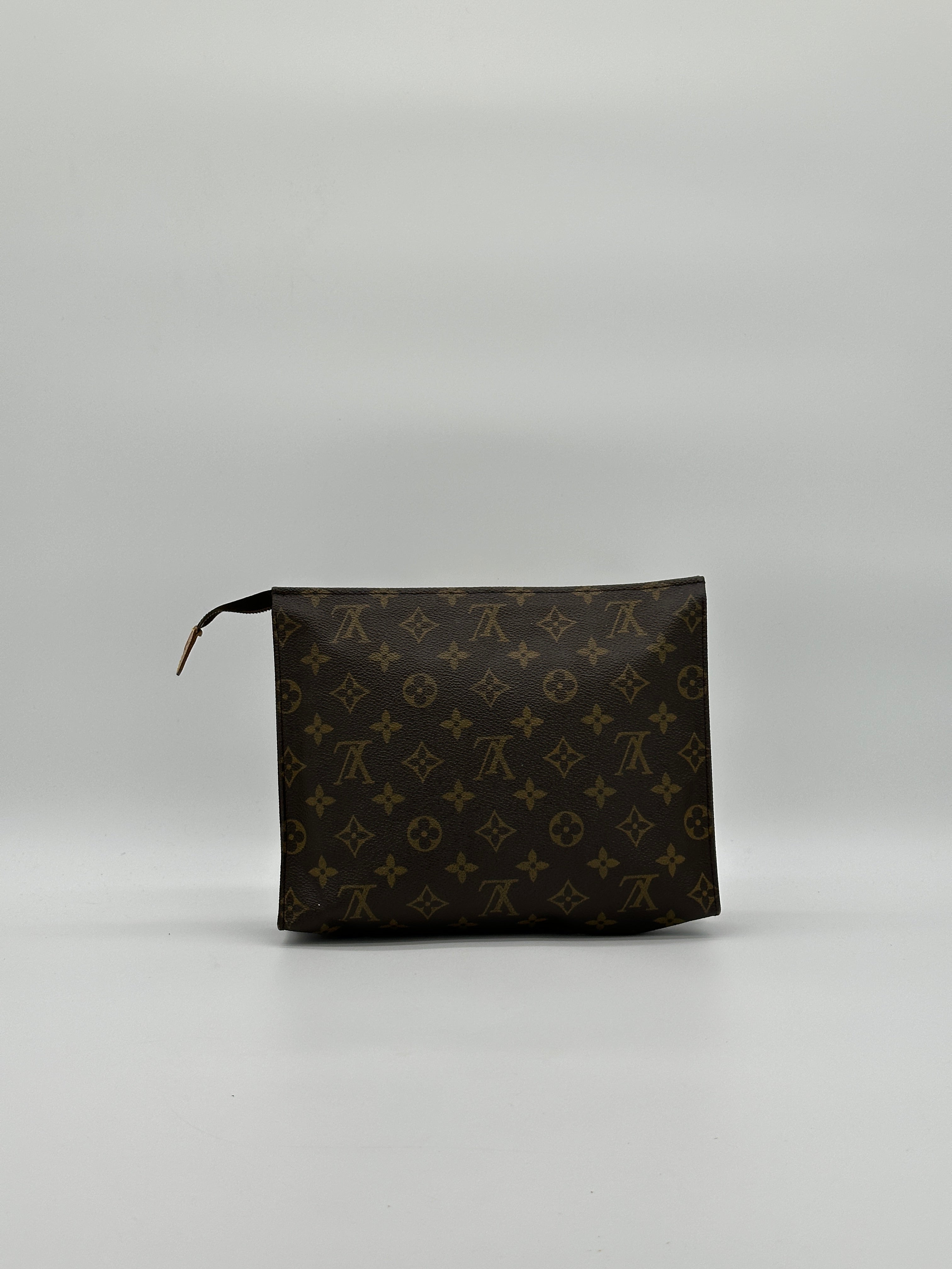 Louis Vuitton Toiletry 26