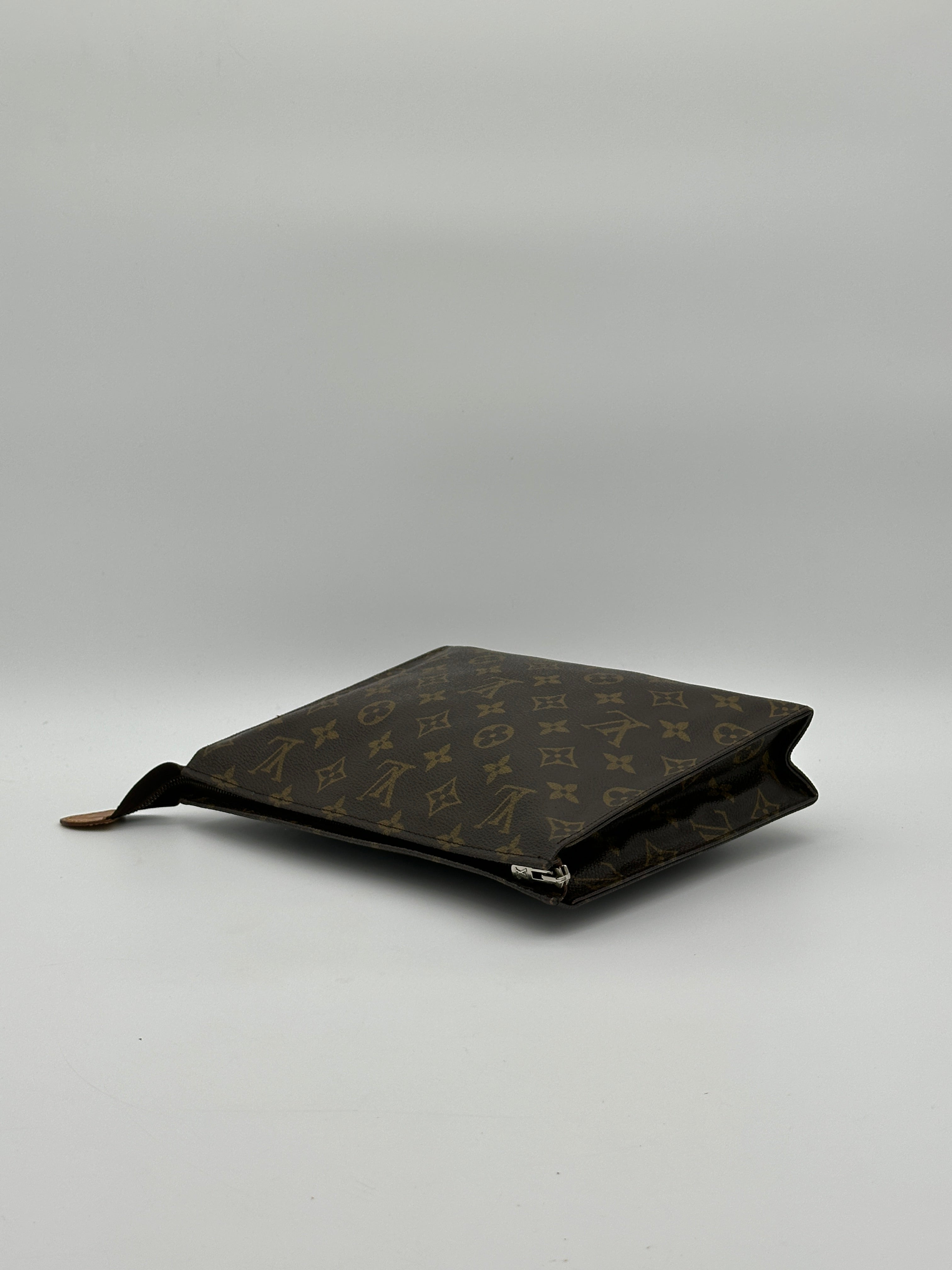 Louis Vuitton Toiletry 26