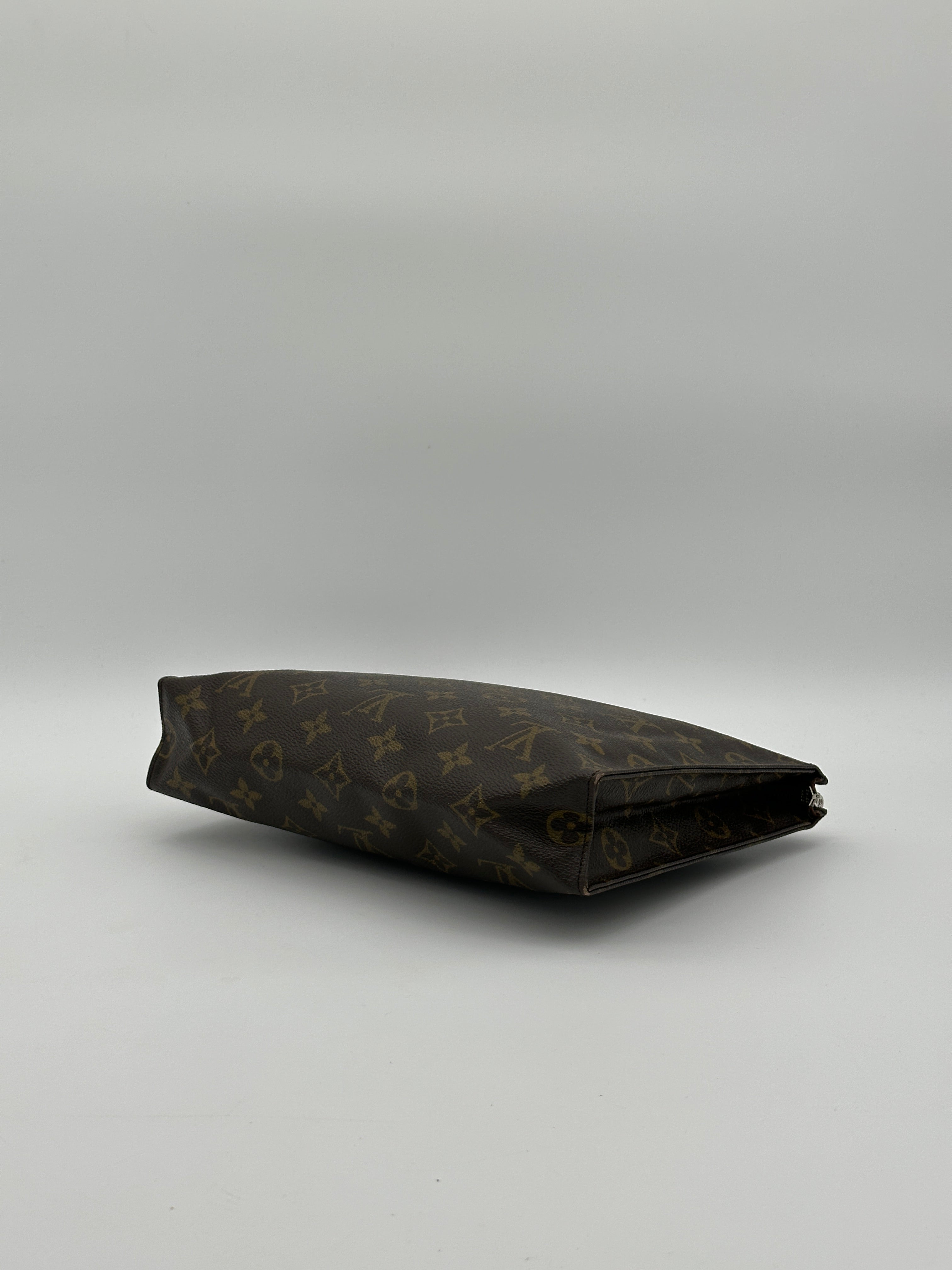Louis Vuitton Toiletry 26