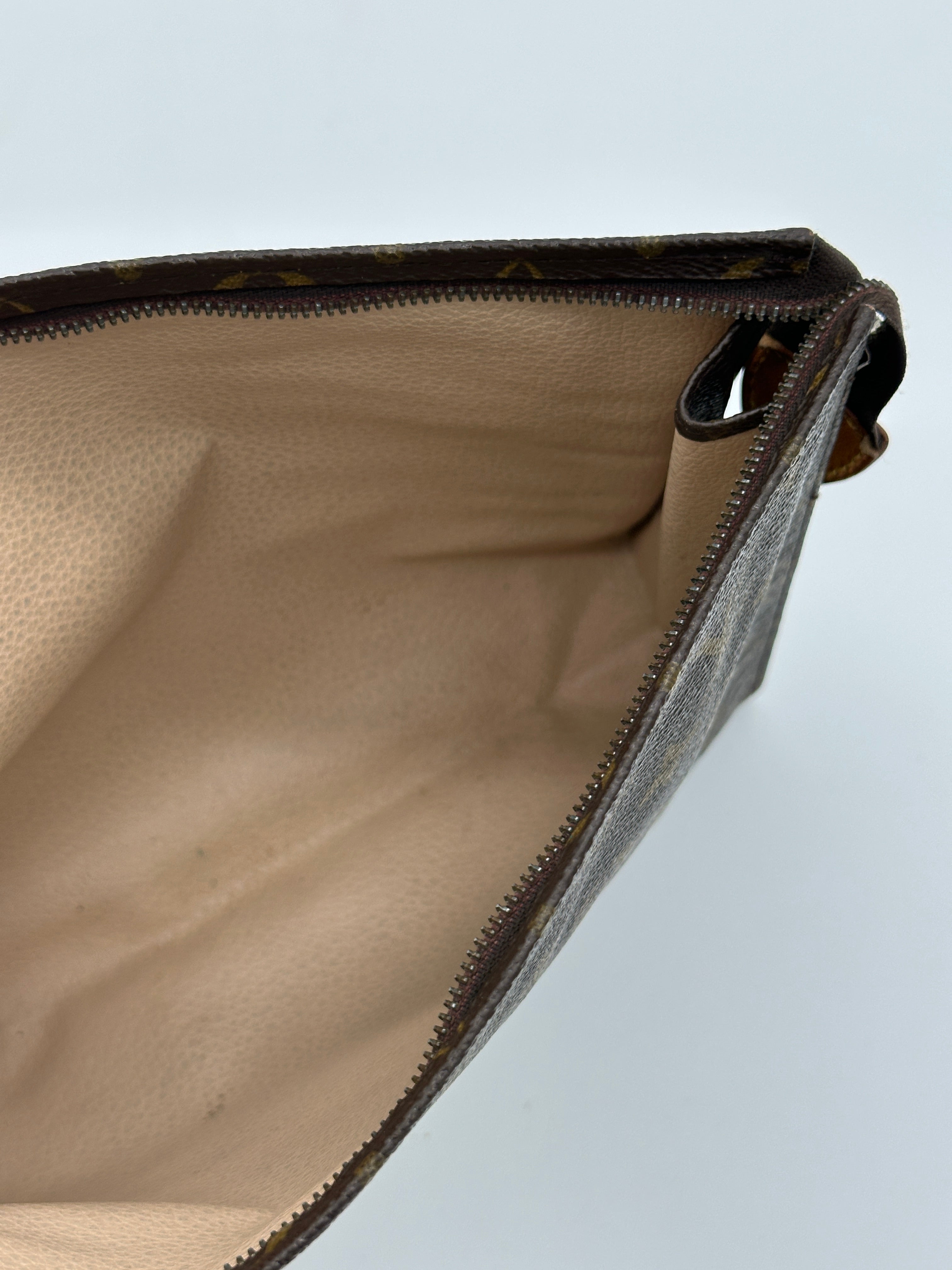 Louis Vuitton Toiletry 26