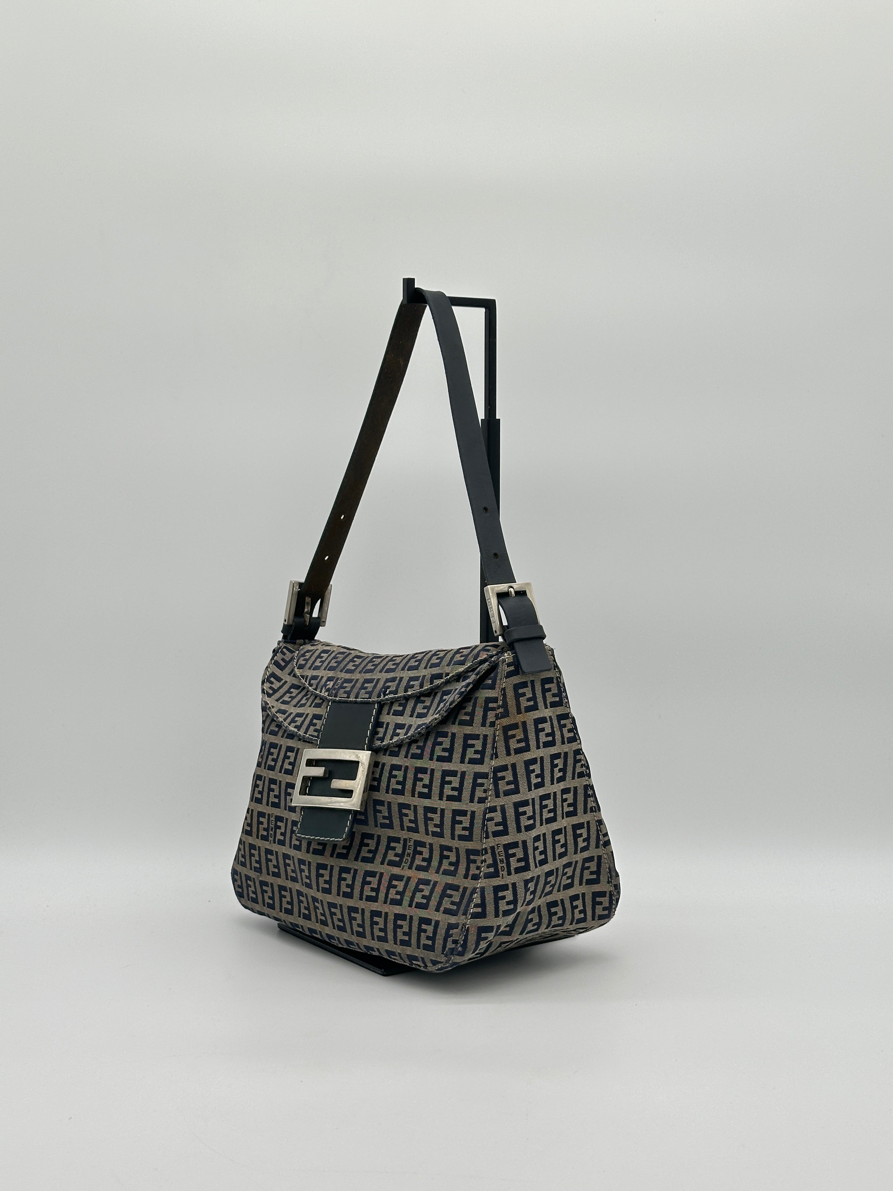 FENDI Zucca MammaBaguetteマンマバケットショルダーバッグ Pre-loved Fendi Mamma Baguette | Pepper Luxury Vintage